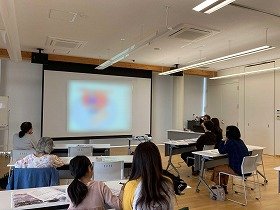 健康医療情報講座「あかちゃんのおはなし お母さんのお腹のなか編」の参加者の様子の画像