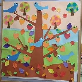 柿の木とそれをついばむ小鳥たちの壁面飾りの画像