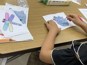 子供たちが水溶液でぬり絵をする様子の画像