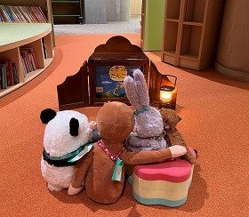 紙芝居を見るぬいぐるみ達の画像