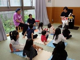 公演を楽しむ子供たちの様子の画像