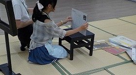 紙芝居を読む練習をしている様子の画像