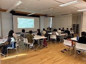 健康医療情報講座「始めてみようアロマテラピー」の参加者の様子の画像