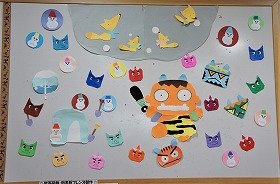 写真 雪玉を作る狐が4匹。雪だるま。シャベル。大小様々な鬼の顔がたくさん。かまくら。虎柄のパンツをはいて金棒をもった大きな鬼。2月の壁面装飾の画像