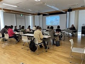 健康医療情報講座「もっと知りたいおなかのヘルニア」でスクリーンを見ながら講師の話を聞いている参加者の様子の画像