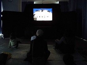 影絵『おもちゃのちゃちゃちゃ』の一場面の画像