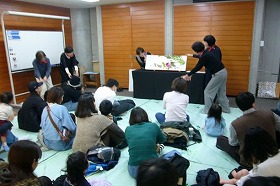 写真1：大型絵本を読んでいる様子