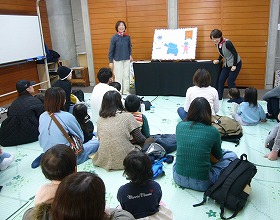 写真2：パネルシアターをしている様子