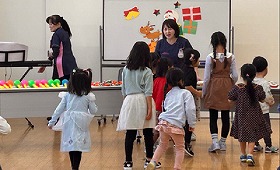 写真2：自分の好きな楽器を選んでいる子供たちの写真です。