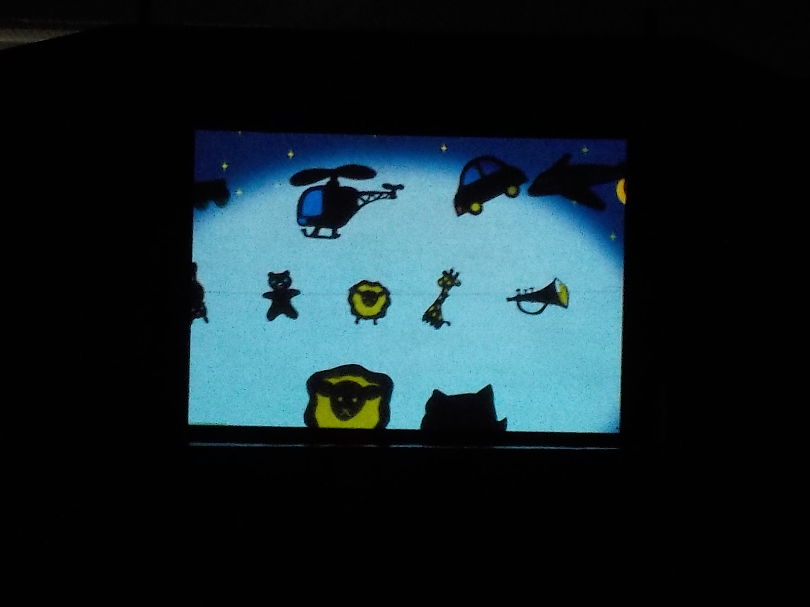 写真２：影絵「おもちゃのチャチャチャ」の一場面