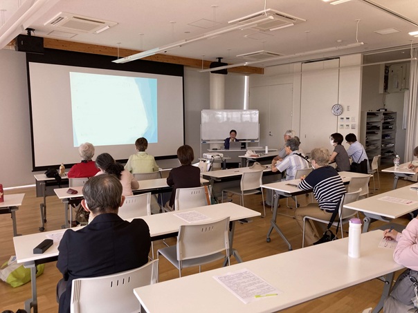 写真健康医療情報講座「健康食品とサプリメントについて」で講師のお話に耳を傾ける参加者の様子