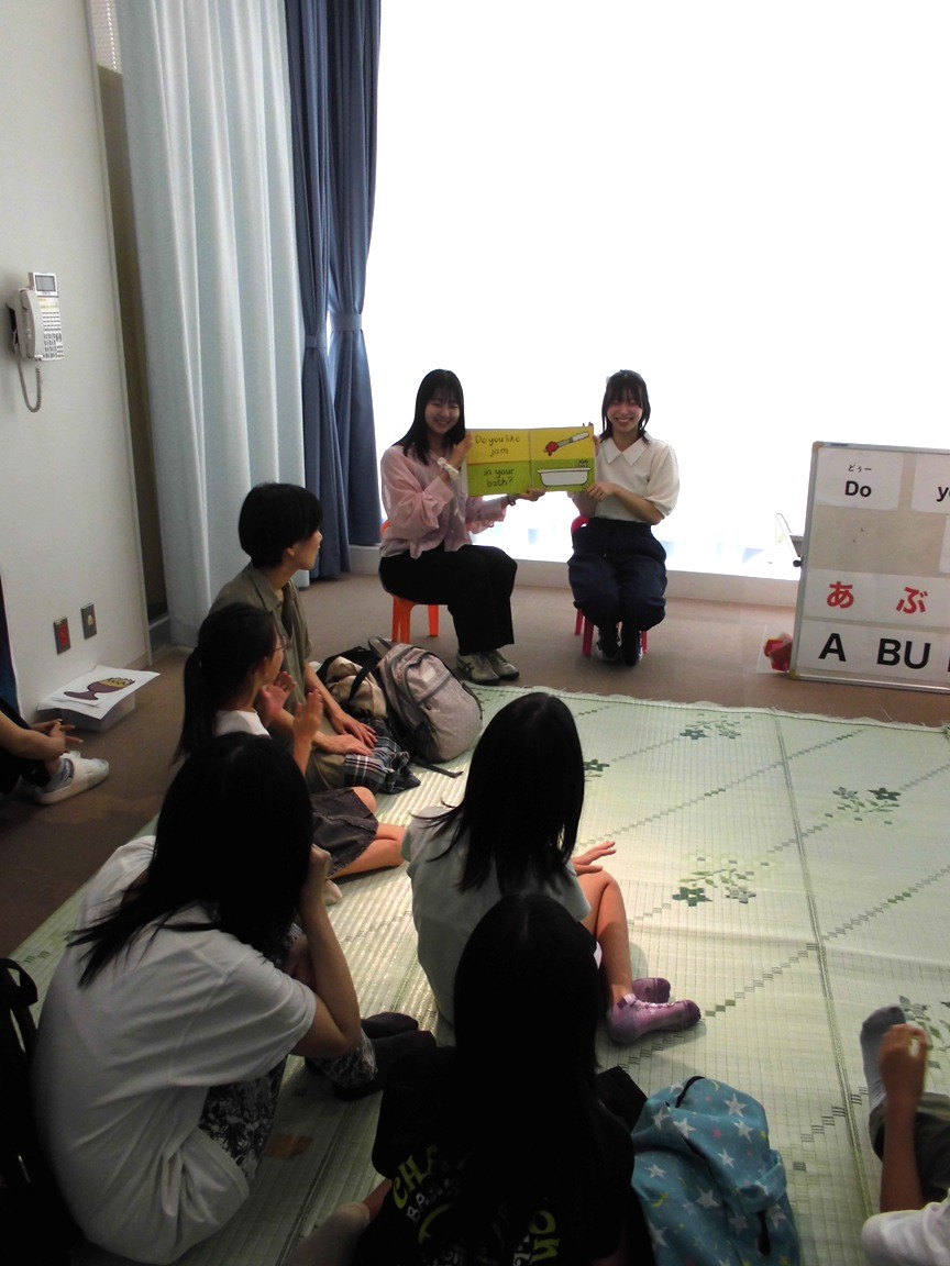 写真2：絵本『Ketchup on your cornflakes?』を学生2人で読み聞かせしている。