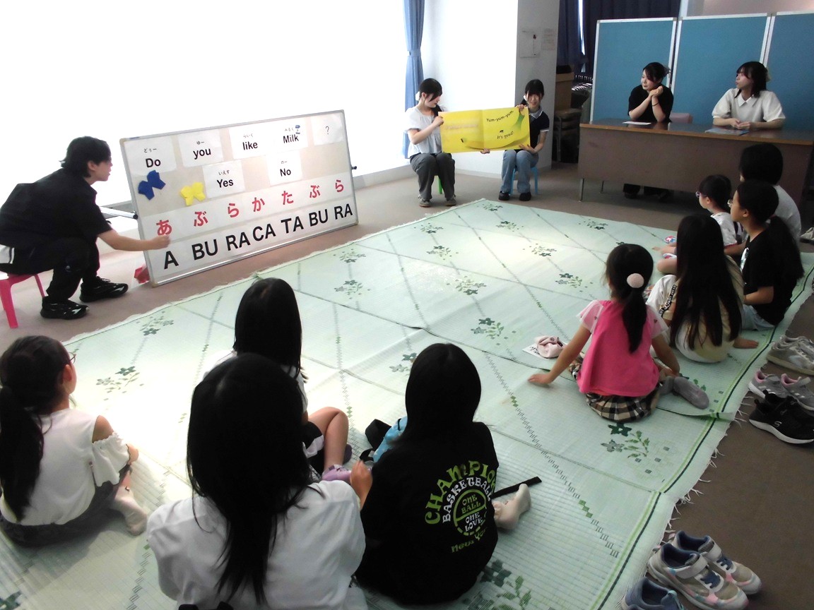 写真4：絵本『A beautiful butterfly』を学生2人で読み聞かせしている。