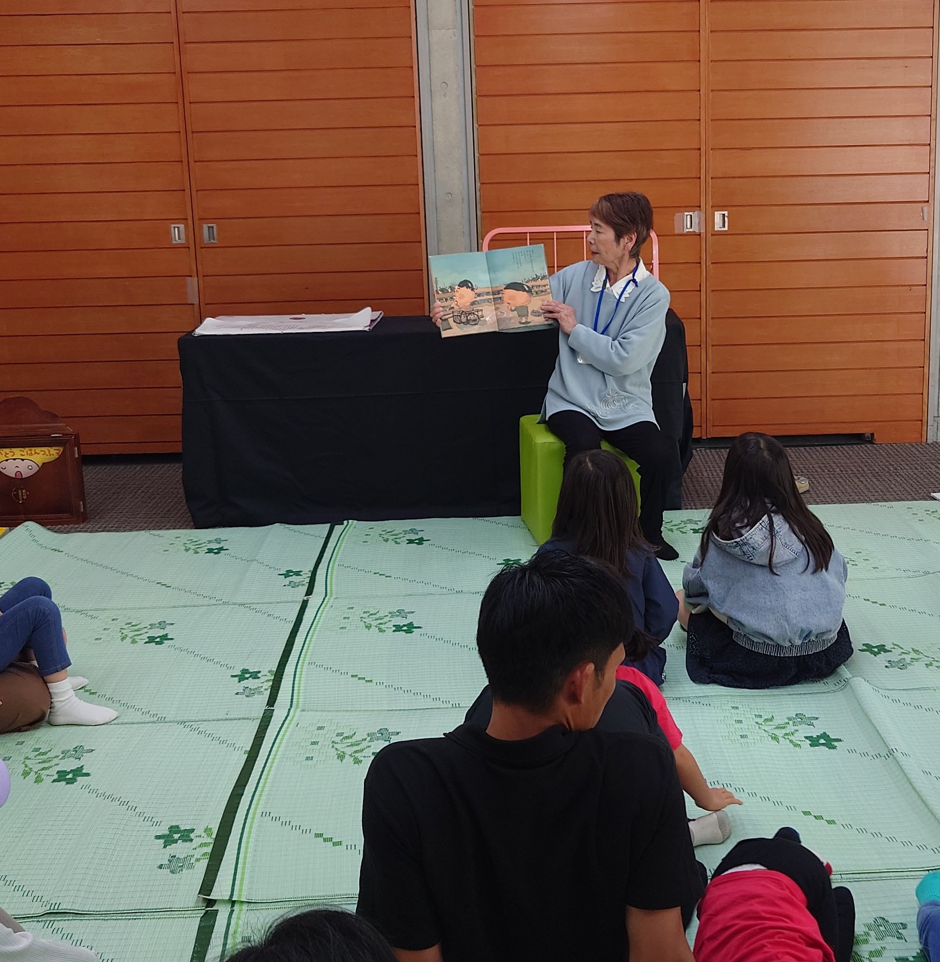 写真2：絵本『はい、チーズ』の読み聞かせを楽しむ親子