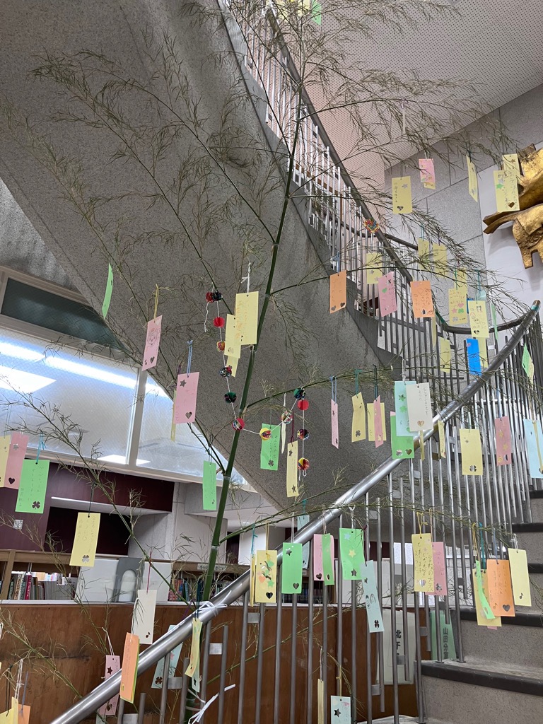 写真：中央図書館に設置した笹飾り