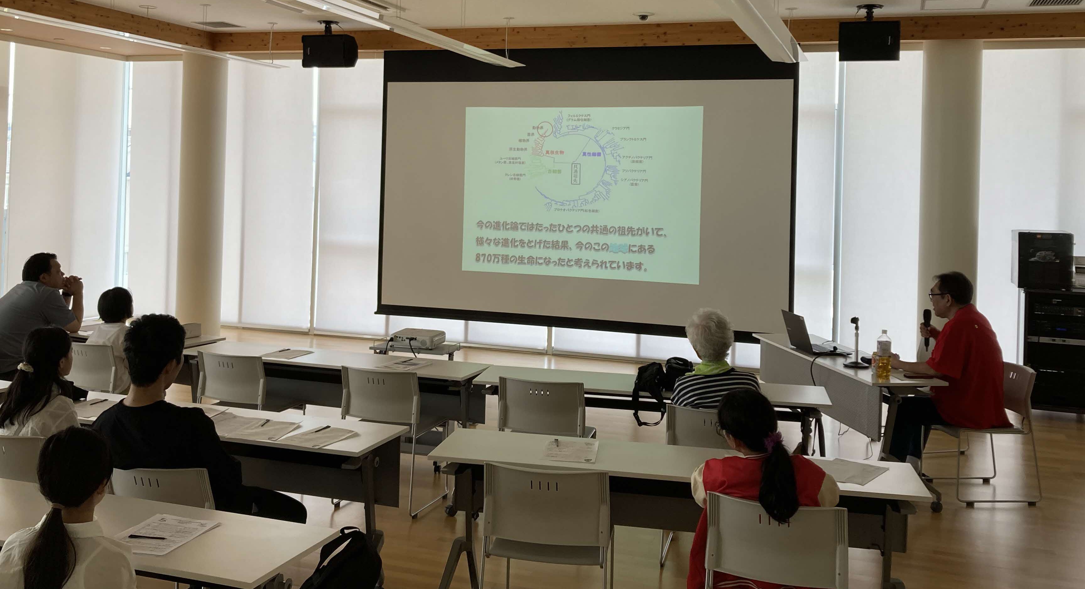 健康医療情報講座「いのちのはなし」で講師のお話に耳を傾けながらスクリーンを見ている参加者の様子。