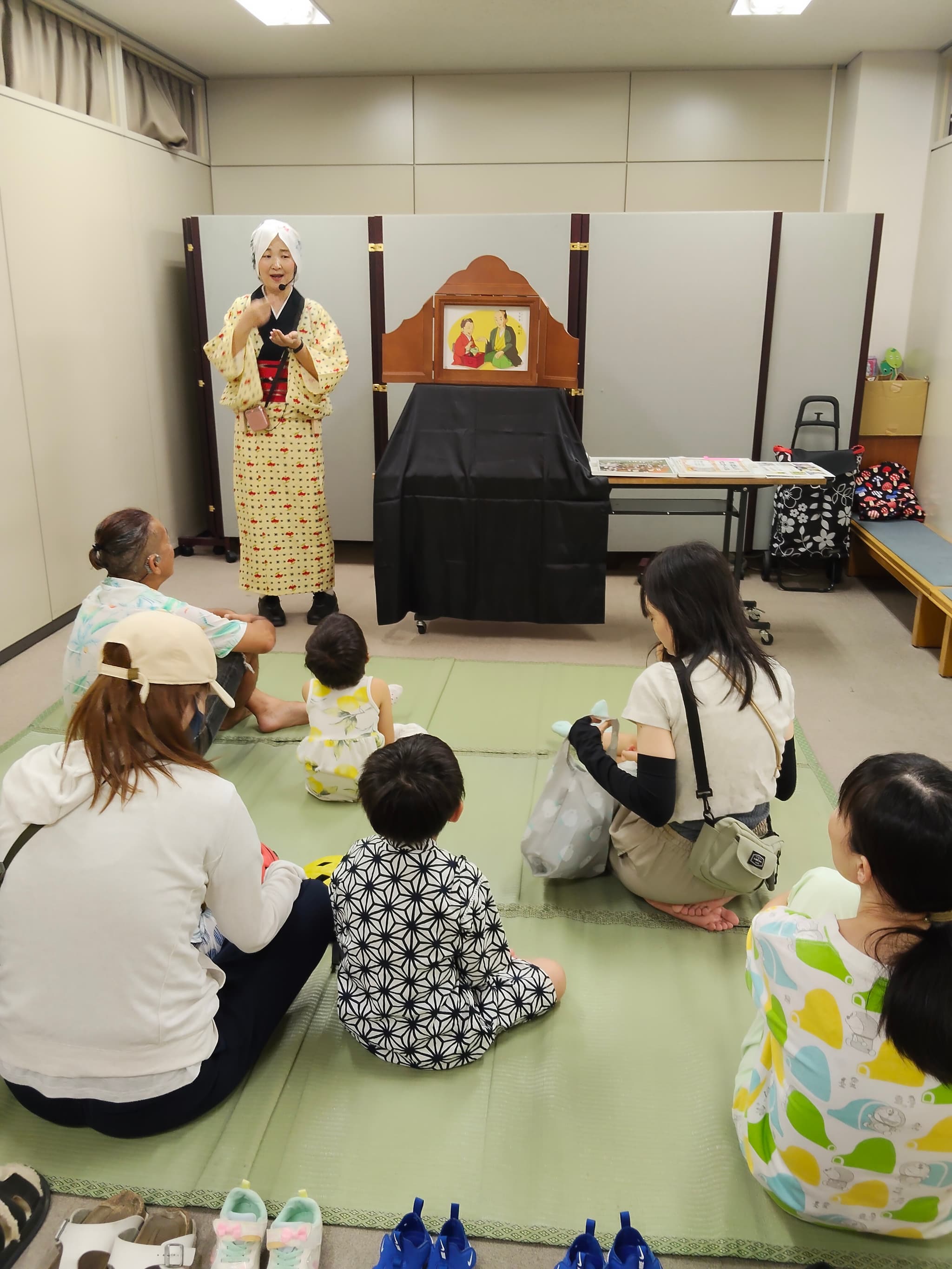 写真2：参加者が紙芝居を見ている様子