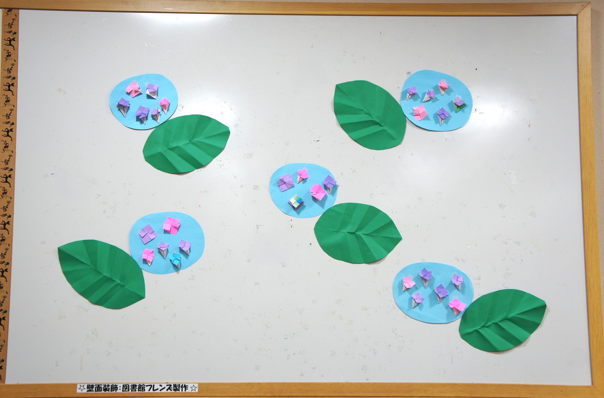 写真：紫色と桃色の紫陽花。葉が5枚。6月の壁面装飾です。
