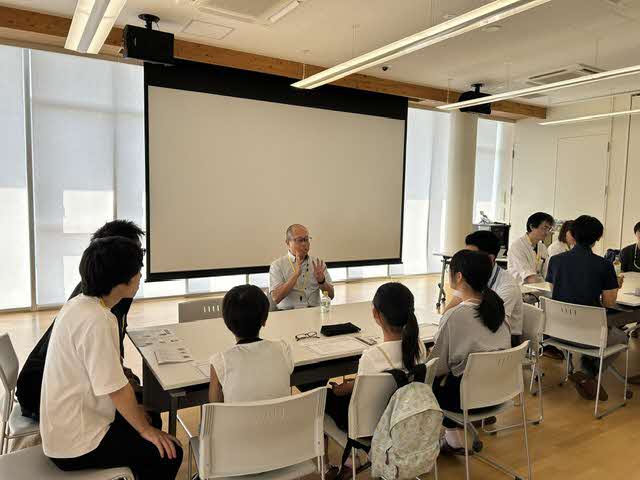写真健康医療情報講座「聞きたい！医療のお仕事　薬剤師編」でテーブルトークをしている様子。