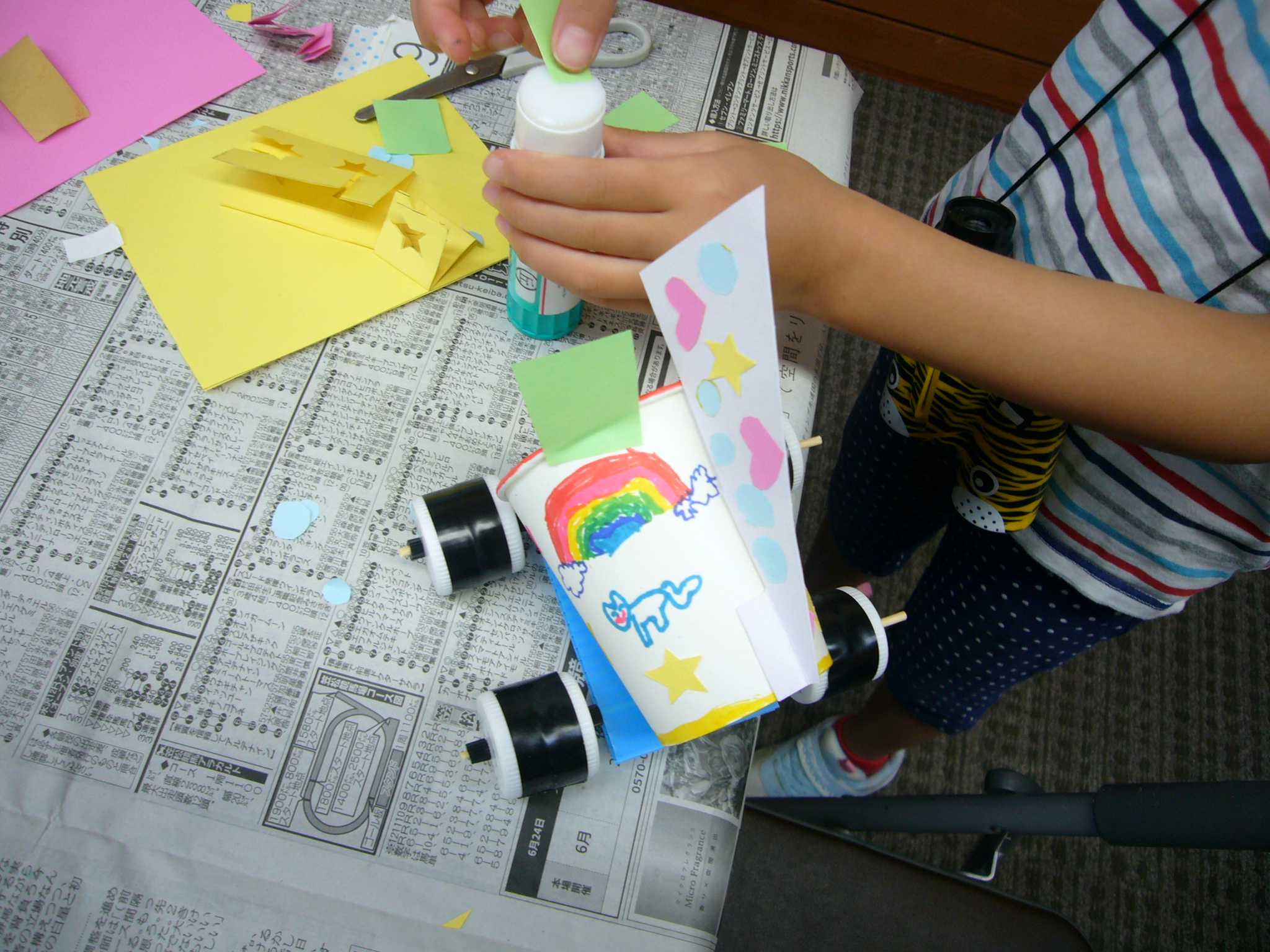 写真紙コップカーを作成している参加者