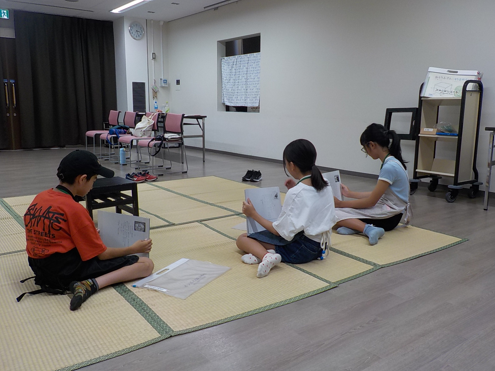 写真2：紙芝居を読む練習をしている様子