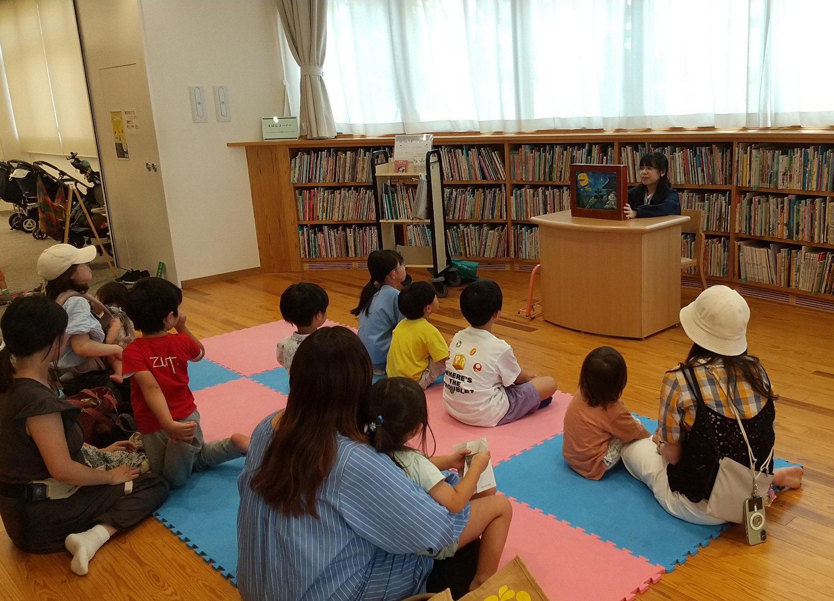 写真2：紙芝居『ちょうちんおばけ』の読み聞かせの様子