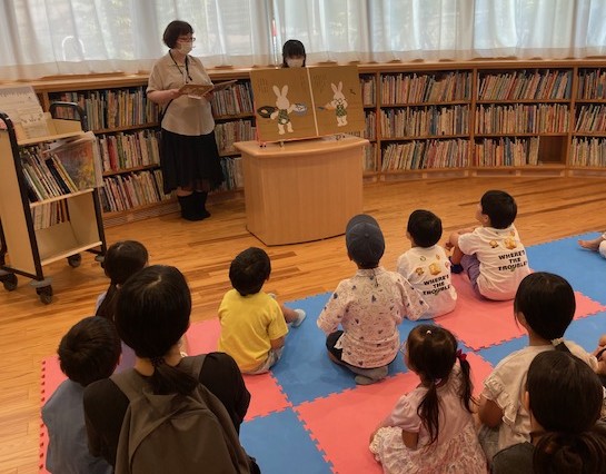 写真1：大型絵本『おばけのてんぷら』の読み聞かせの様子