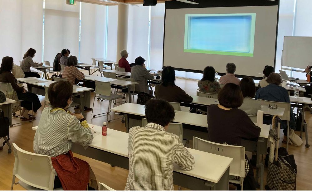 健康医療情報講座「骨粗鬆症について」で講師のお話に耳を傾けながら講師の説明を聞いている参加者の様子