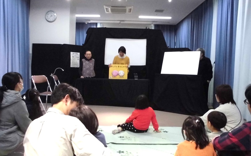 写真1：大型絵本を聞く親子