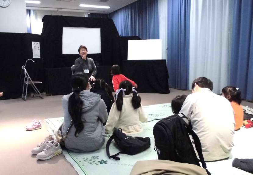 写真2：おはなしをする人とお話を聞く親子たち