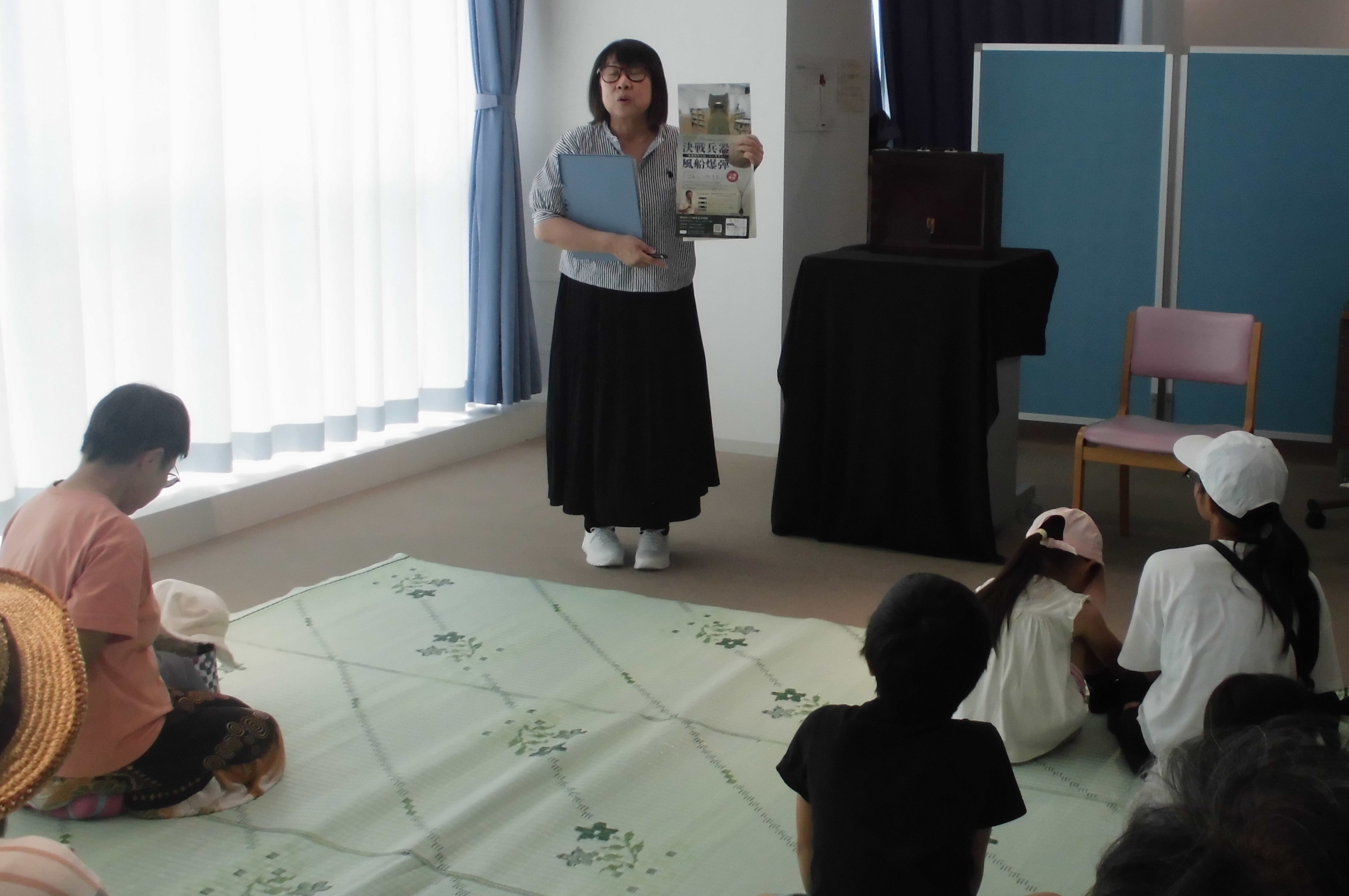 催し案内をする平和祈念資料館職員