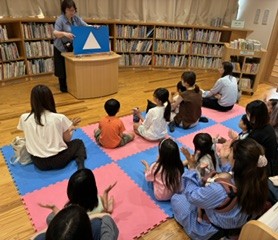 大型紙芝居『みんなでぽん!』の読み聞かせの様子