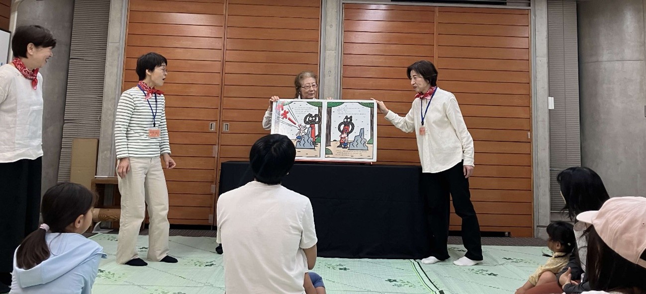 写真大型絵本『ふしぎなキャンディーやさん』の実演を楽しむ参加者