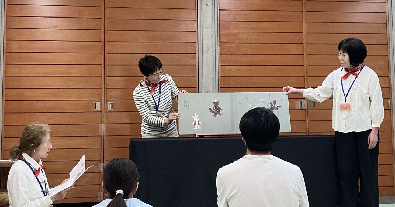 写真大型絵本『となりのたぬき』の実演を楽しむ参加者