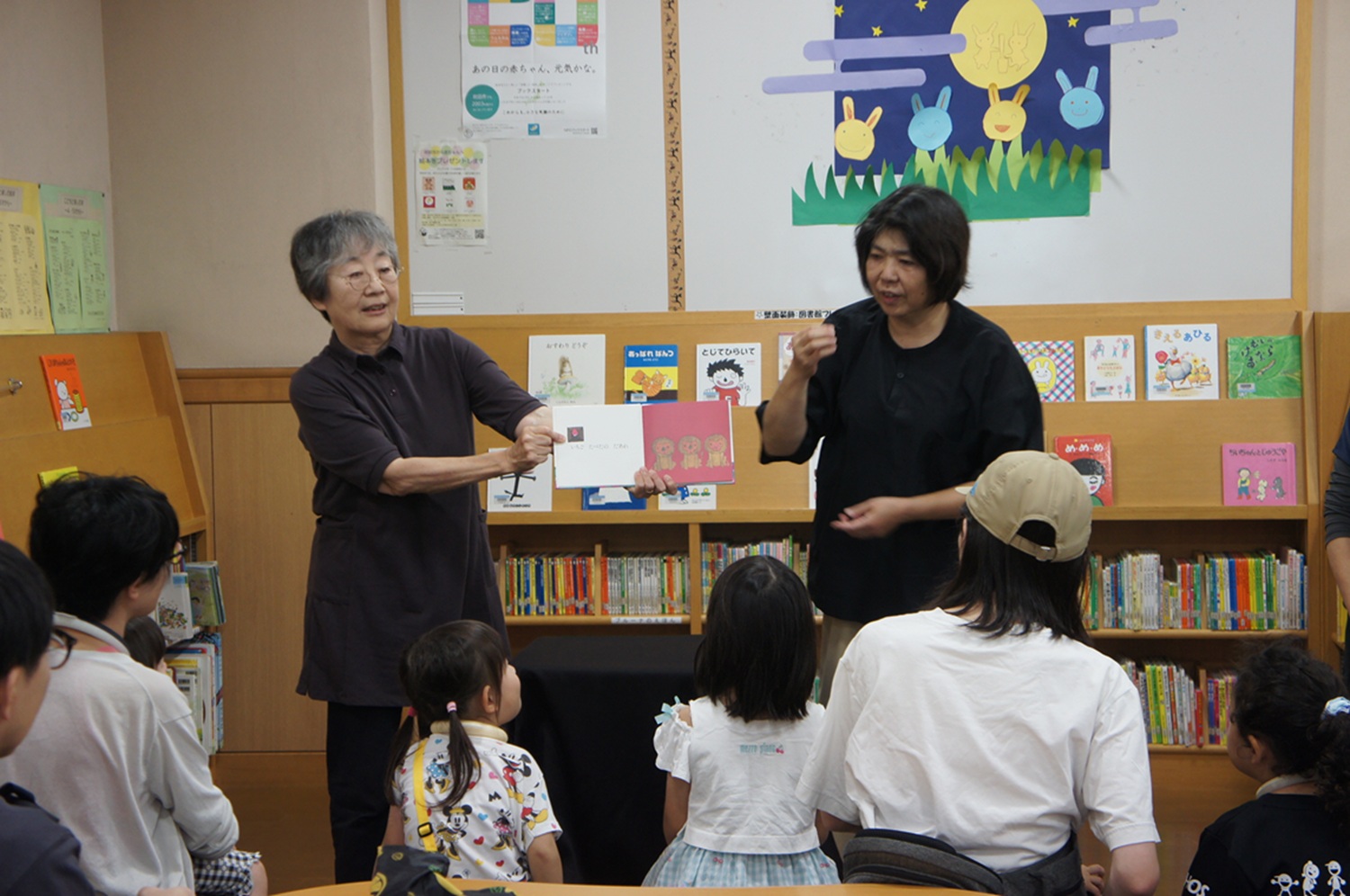 『たべたのだあれ』の読み聞かせの様子。