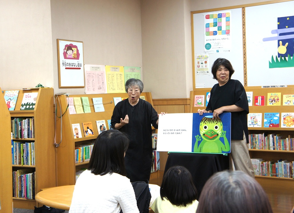 『おめんです』の読み聞かせの様子。