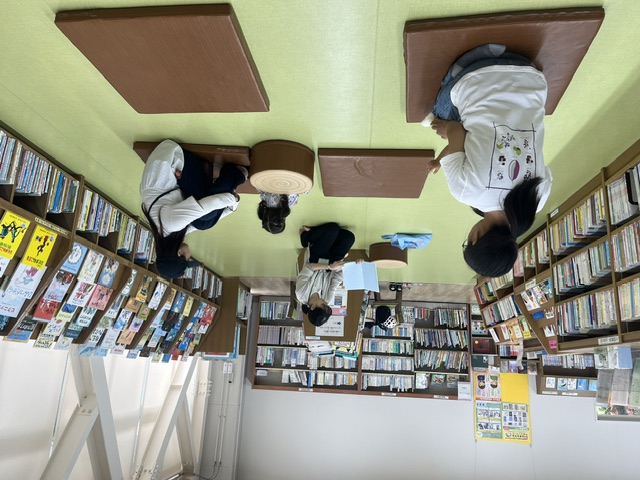 写真絵本コーナーで読み聞かせを始めるところです。