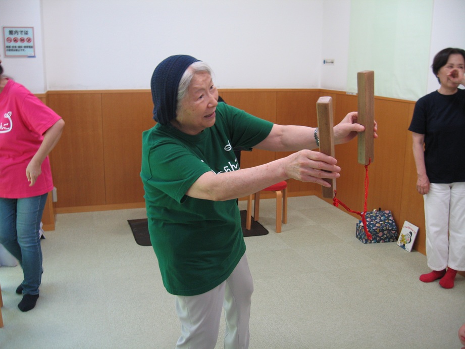 写真拍子木で呼び込みをしているところ