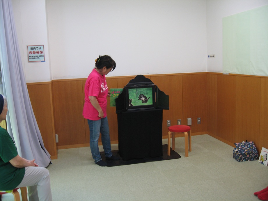 写真紙芝居を読んでいるところ