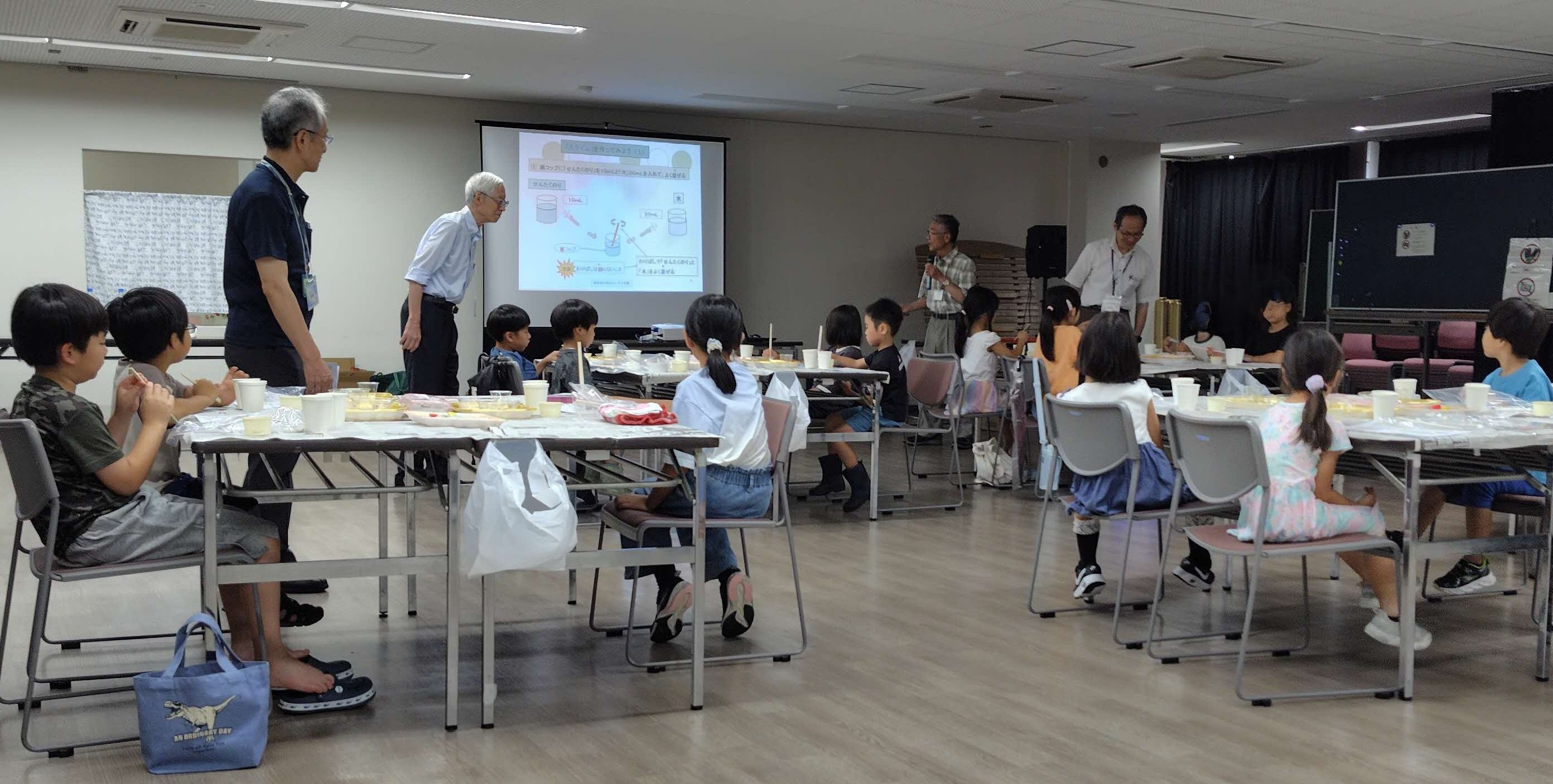講師のくらりか関西の皆さんが説明する様子