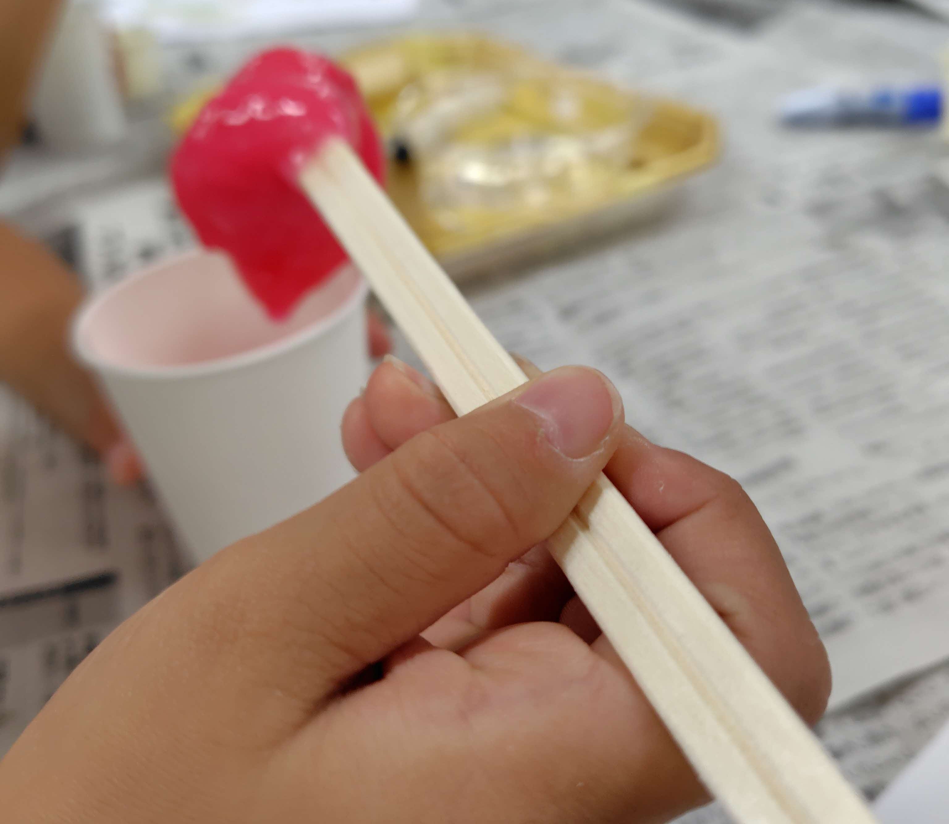 子供たちが食塩水を使ってスライムボールを作る様子
