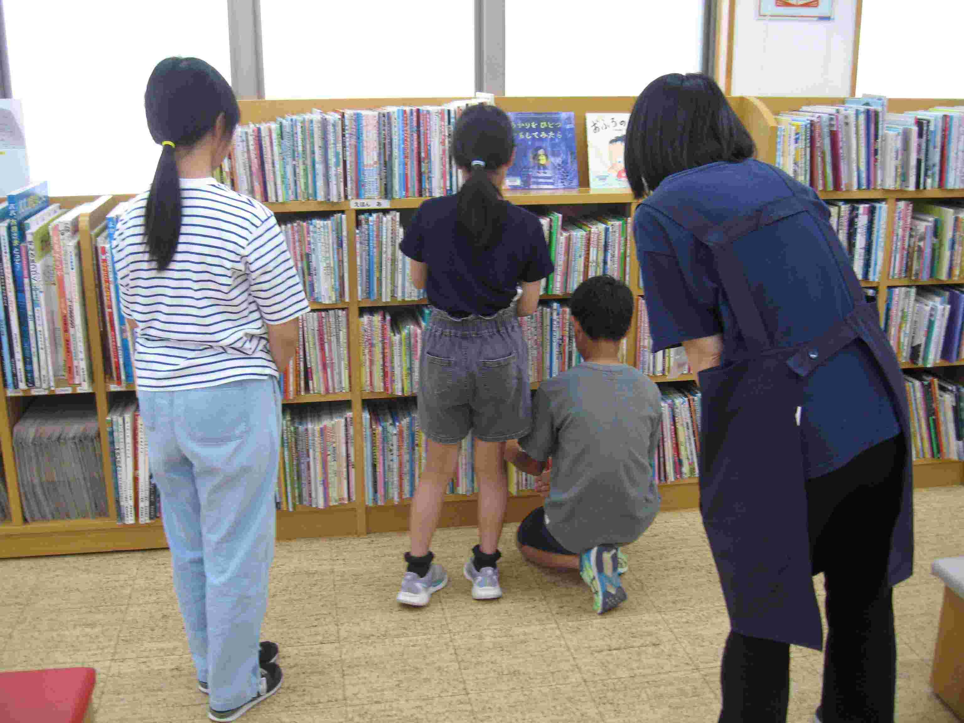 返却された本を元の棚に戻している様子