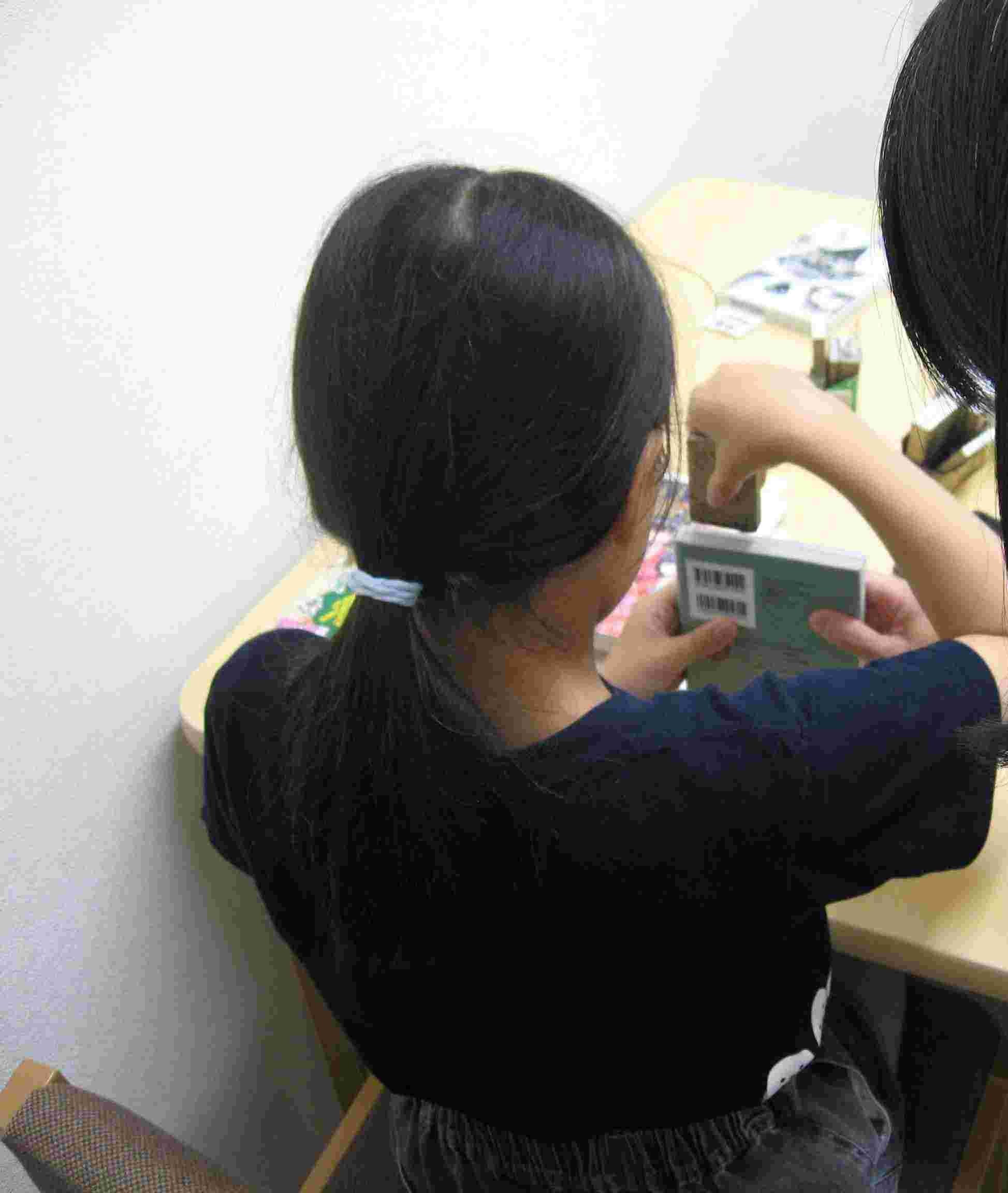 本にハンコを押している様子