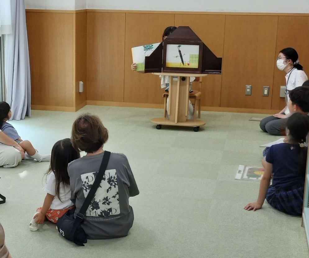 紙芝居の読み聞かせをしている様子