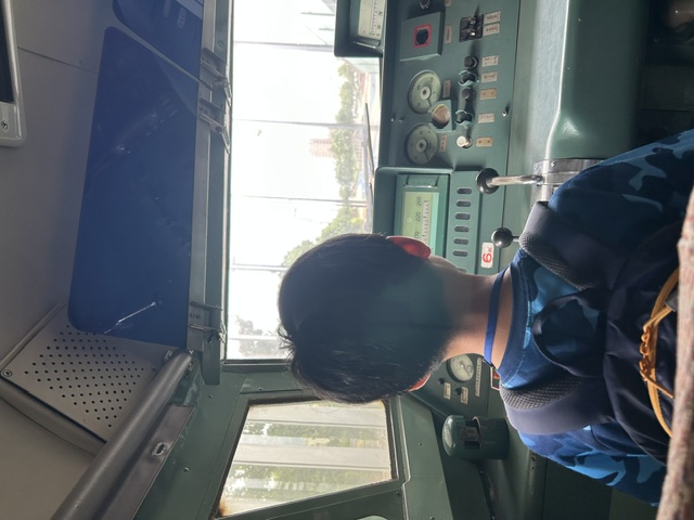 新幹線の運転席を見学している様子