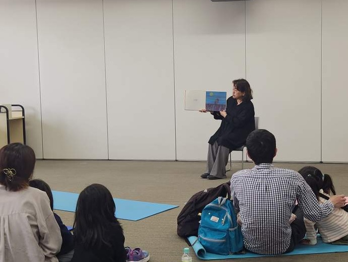 写真1：絵本の読み聞かせをしている様子