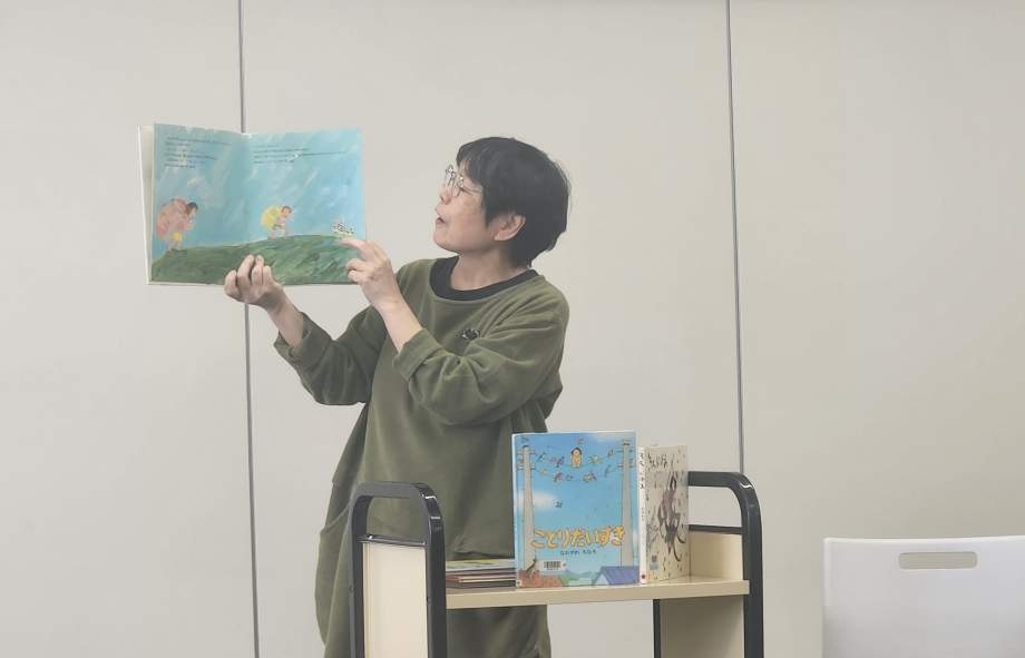 写真3：鳥の本のブックトークをしている様子