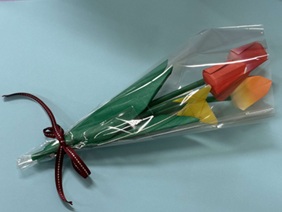 折り紙のチューリップの花束とチョウ