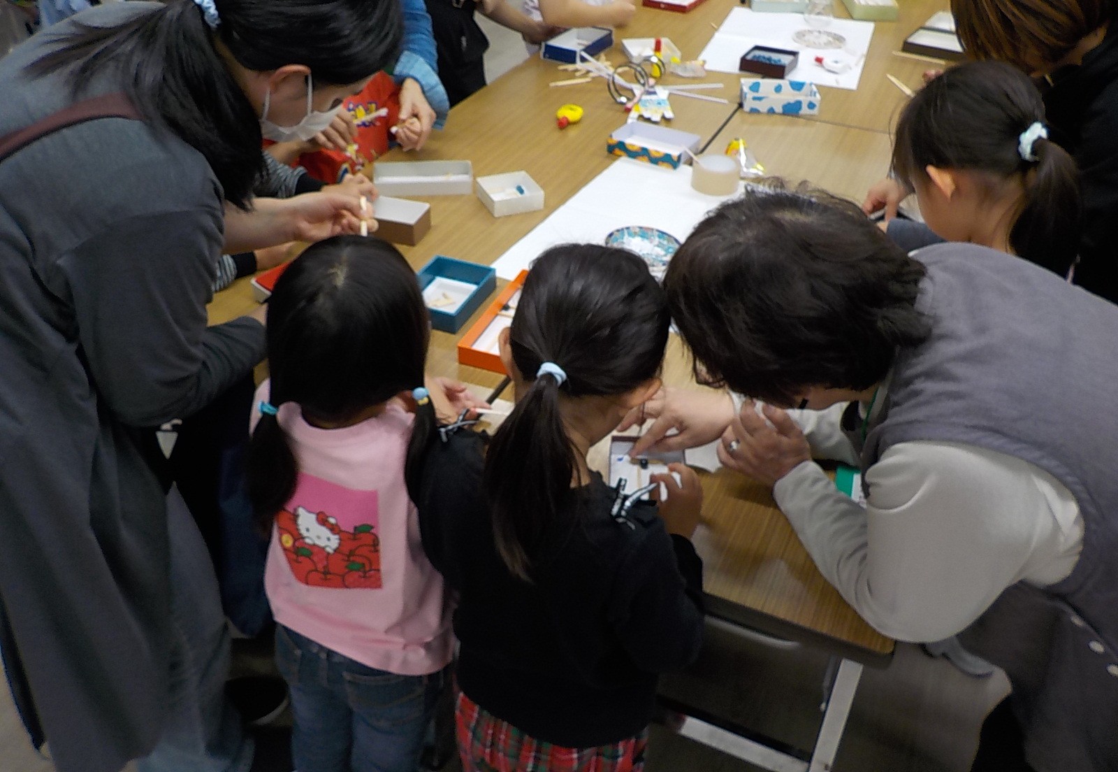 写真1：箱めいろを作る子供たち