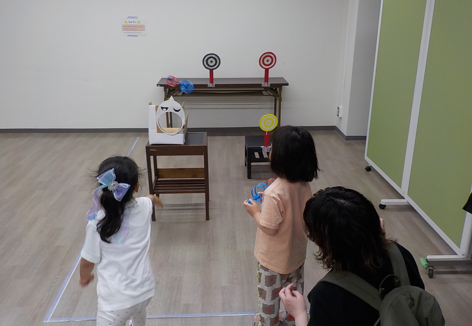 写真2：ペットボトル飛行機を飛ばしている子供たち